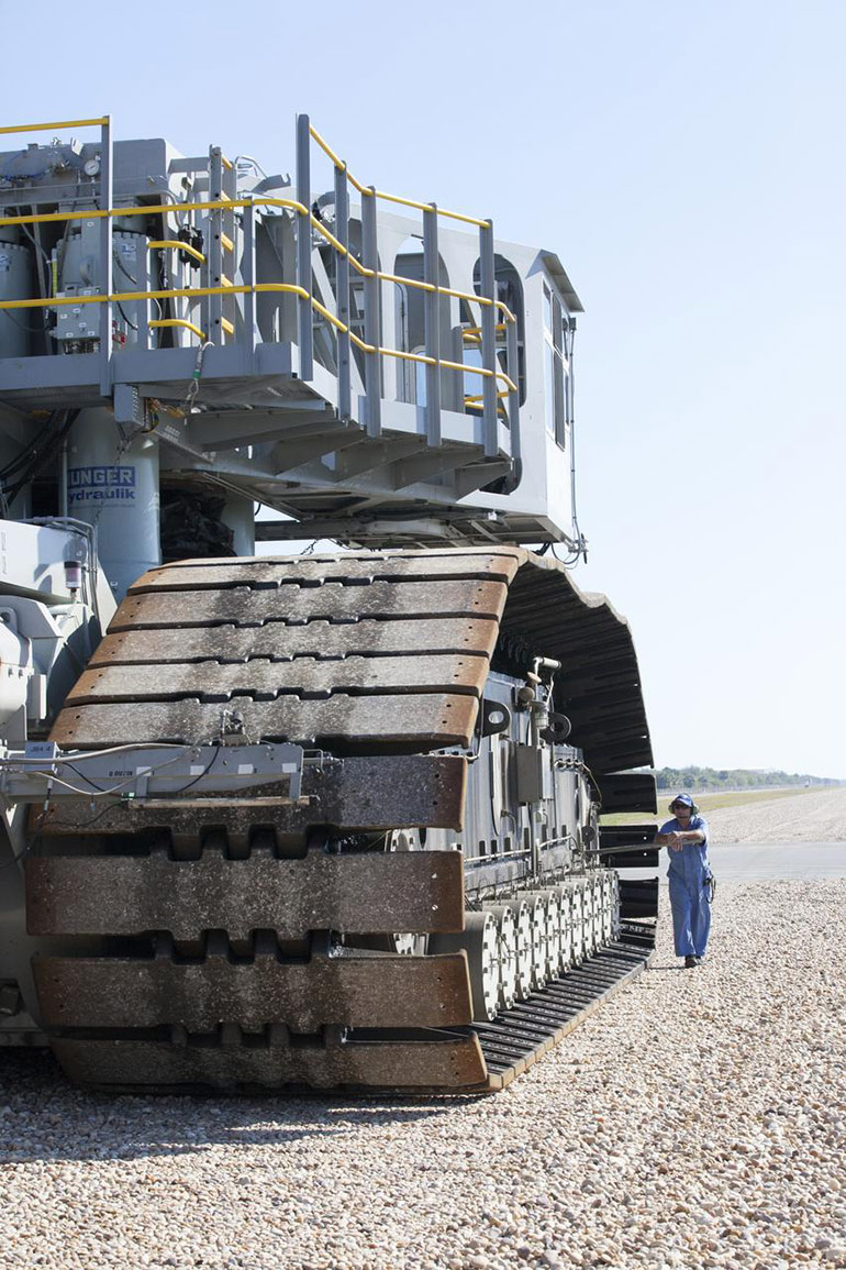 The hydraulic jacking, equalizing and levelling cylinders lift, keep level, and lower the rocket and platform onto the launch pad. A Hunger Hydraulic JEL-cylinder is in view under the structure. | courtesy of nasa