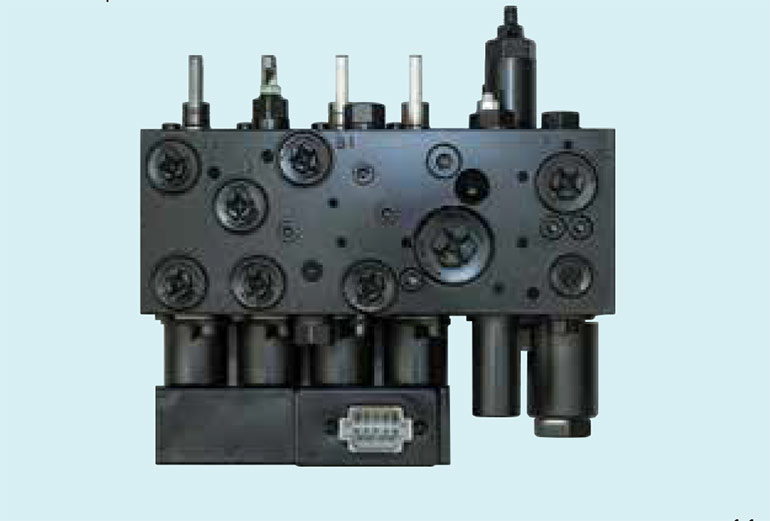 With the use of a state-of-the-art hydraulic control valvethat controls the hydraulic motor so that its output is in proportion with the movement of the spool detected by a non-contact Hall sensor, the vehicle has high reliability. 