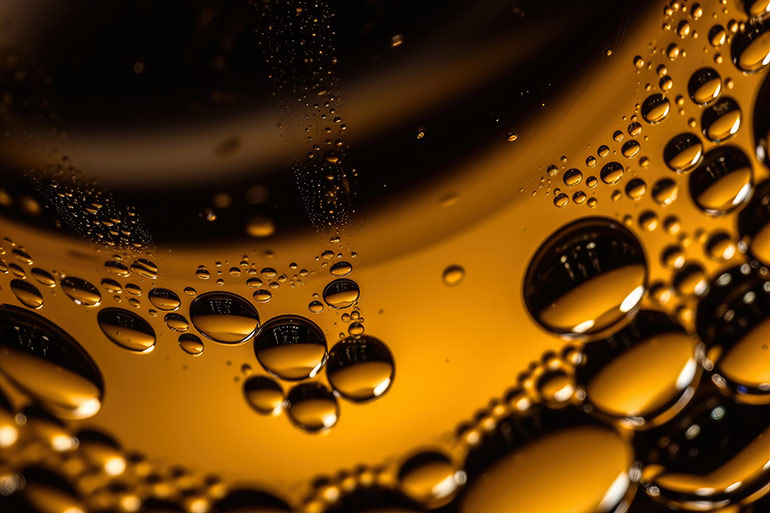 AdobeStock_638234443 air in hydraulic oil