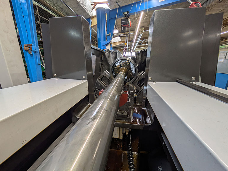 With the extension of the honing machine to a workpiece length of ten metres, Roth Hydraulics offers significant added value for large cylinder production. (Photo: Roth Hydraulics)