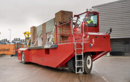 COMBi-SPI self-propelled inloader can hold loads up to 30 tons, simplifying the transport of large, heavy loads such as precast concrete, wall panels or glass A-frames, within production facilities and yard environments.