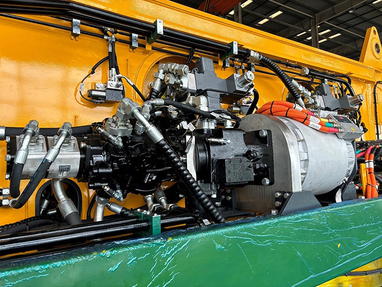 Comprising an Editron PMI375-T1100 motor and D1P 260-cc pump, Danfoss’ eHydraulic system delivers peak performance and maximizes hydraulic system efficiency, extending runtime on a single charge for Sany's crawler crane.