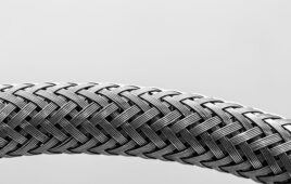 The type of inner reinforcement layer has the greatest impact on containing hose expansion.
